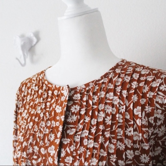 RELISTED NWT Old Navy Floral Pleated Blouse Shirt L568 - Picture 2 of 7